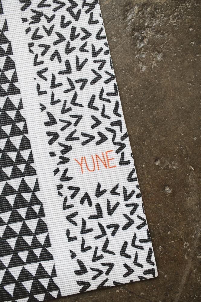Close-up of the Bowie yoga mat's 6mm thickness and surface texture
